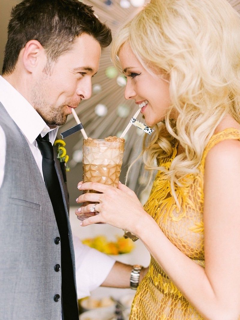 casal-compartilha-milkshake-em-celebracao-a-bodas-mensais-de-casamento