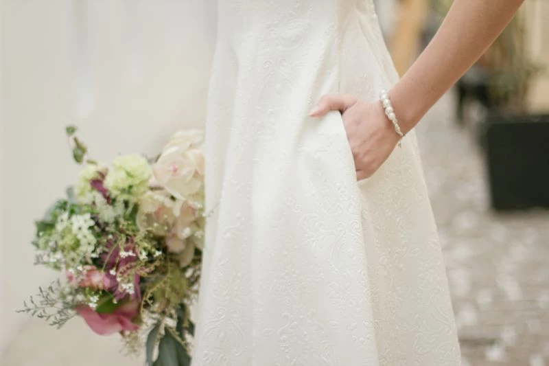 Detalhe de vestido de noiva simples 