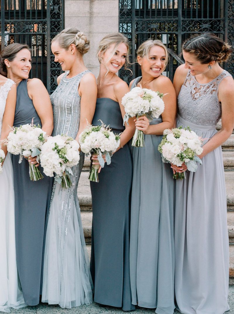 Madrinhas de casamento, com buquês nas mãos e vestidos de festa.