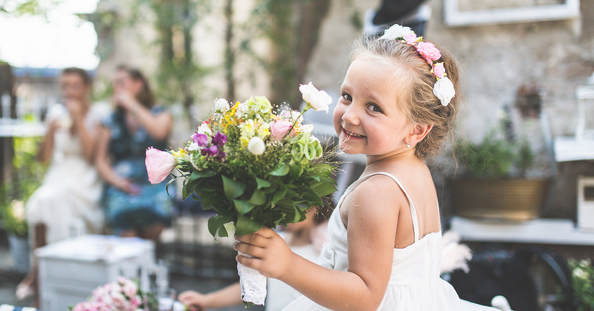 O penteado para daminha de casamento ideal para cada idade