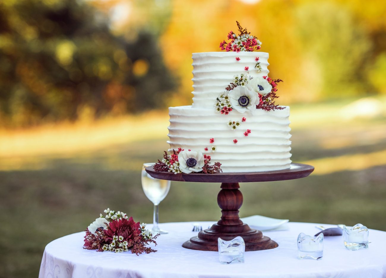 Bolo de casamento simples: veja ideias de como decorar, fazer bolos simples  