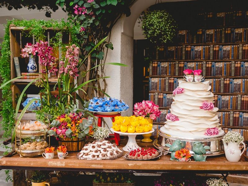 mesa-de-doces-para-casamento-com-forminhas-coloridas