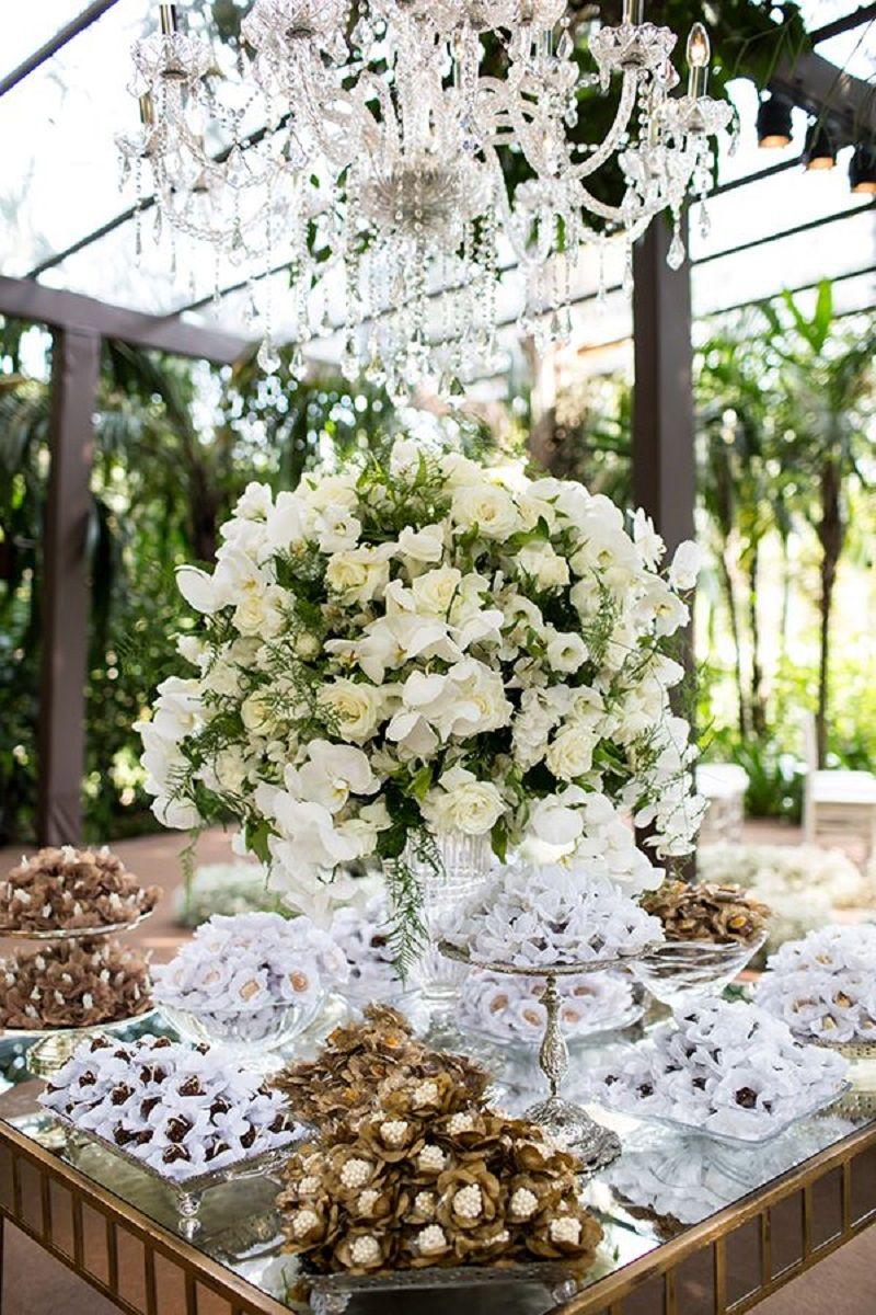 mesa-de-doces-para-casamento-com-flores-brancas