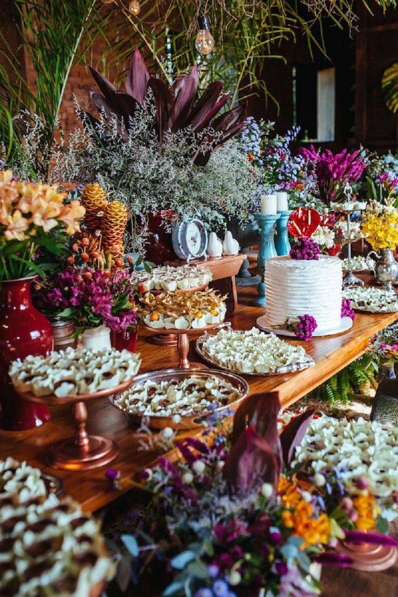 mesa-de-doces-para-casamento-com-decoracao-colorida