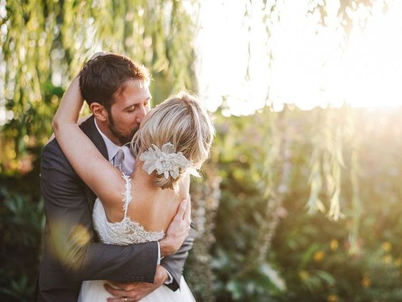 Casal de noivos se abraçando romanticamente, capa do conteúdo sobre licença casamento CLT.