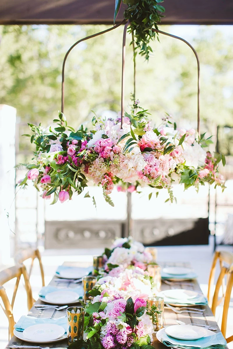 decoração de casamento com flores suspensas