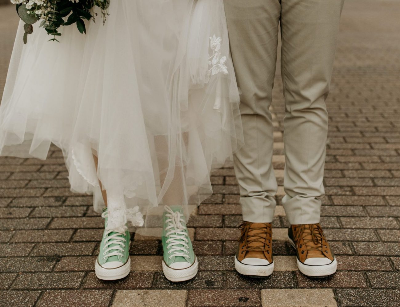 Noivos usando tênis no casamento