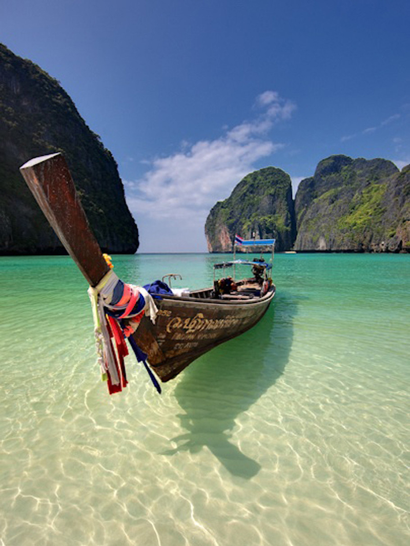 Barco pequeno na costa da Tailândia.