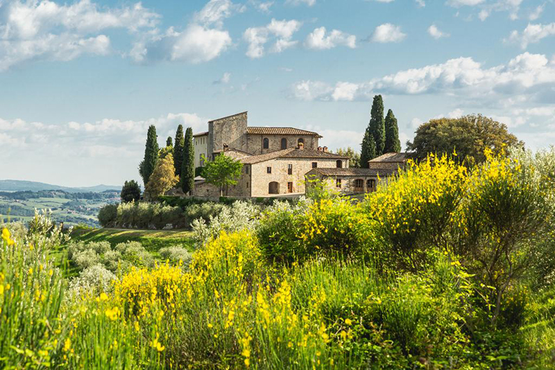 Vilarejo em meio a vegetação montanhosa, em Toscana. 