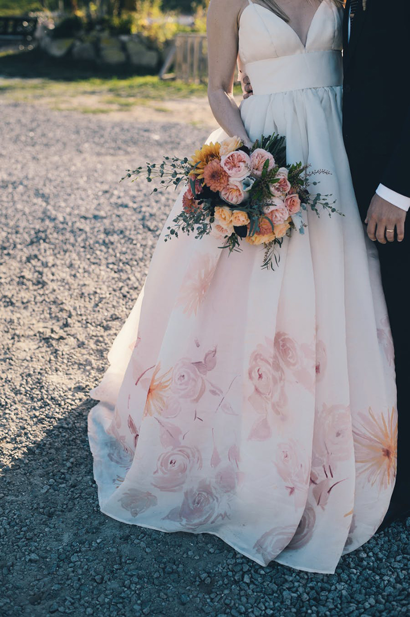 vestido de noiva com detalhe colorido