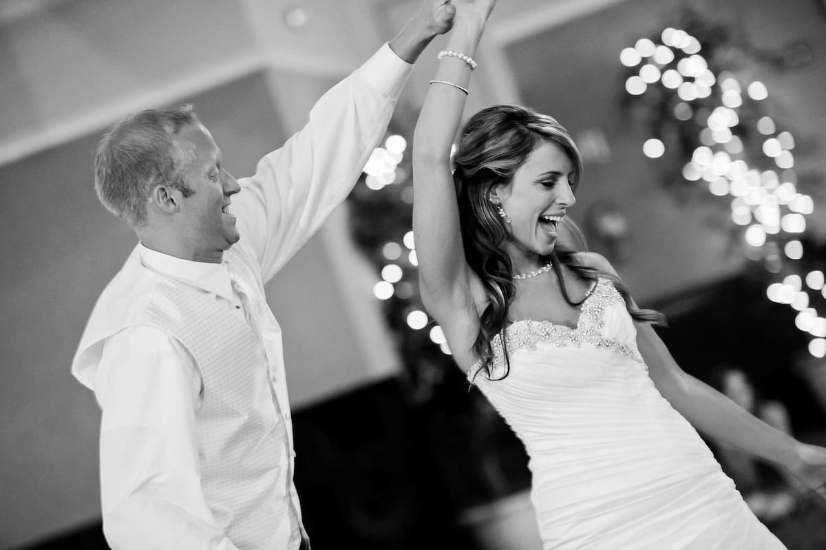 Imagem de um casal dançando sorrindo no casamento