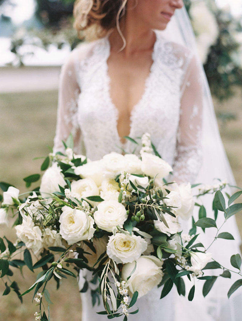 Buquê de noiva branco | Flores e estilos para montar o seu