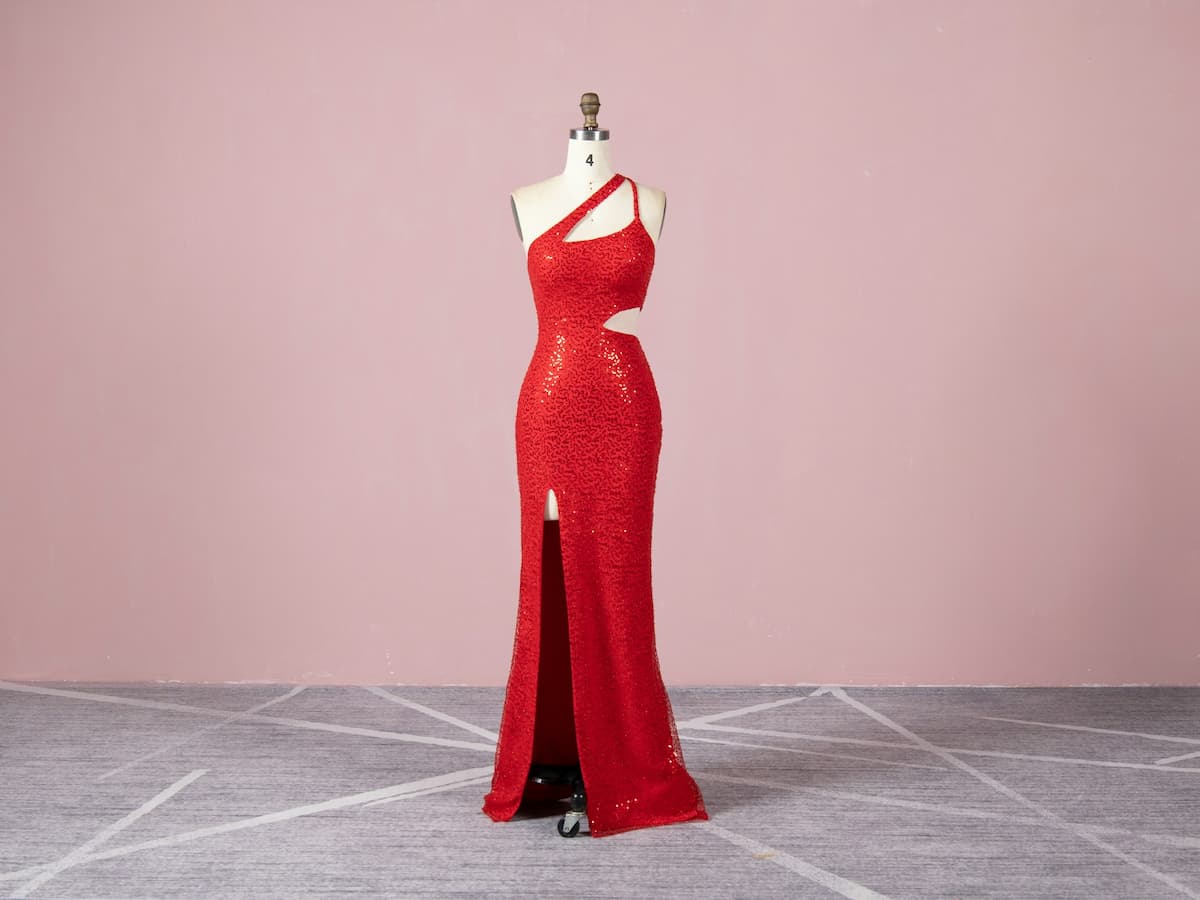 Imagem de um vestido vermelho em um manequim longo e com brilhos