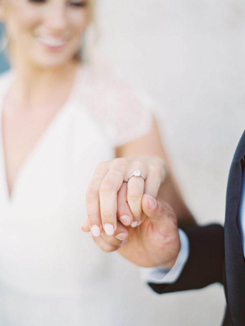 Anéis de noivado e alianças não tradicionais