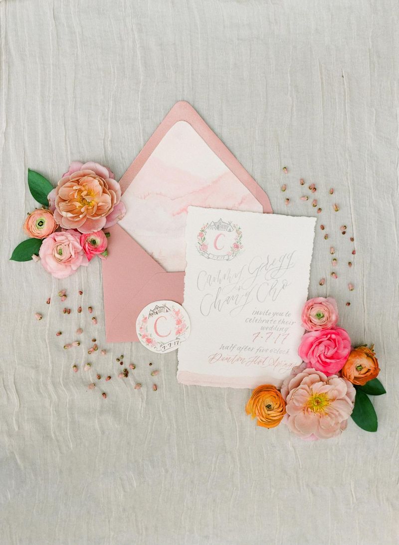 Convite de casamento aquarelado com uma tonalidade em rosa 