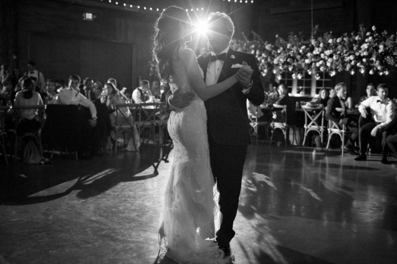 Casal dançando durante o casamento 