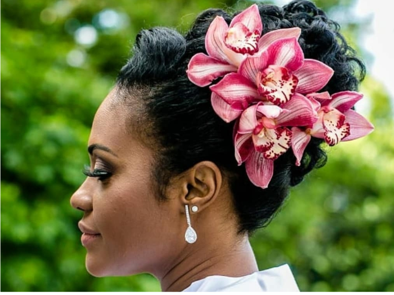 Dicas de penteados com flores naturais para noiva