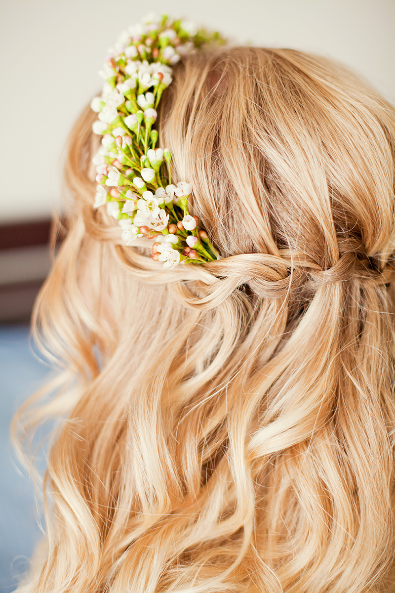 Dicas de penteados com flores naturais para noiva