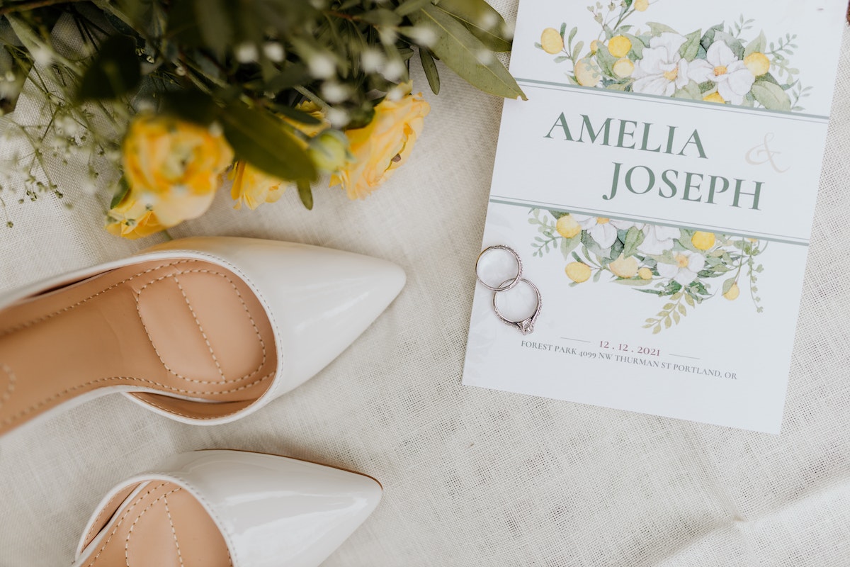 Convite de casamento com um sapato branco ao lado