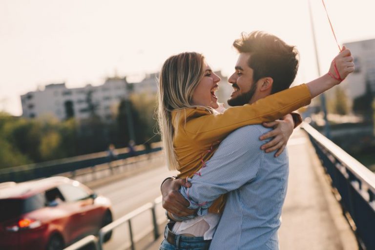 Bodas de casamento de um casal abraçado e feliz celebrando o casamento