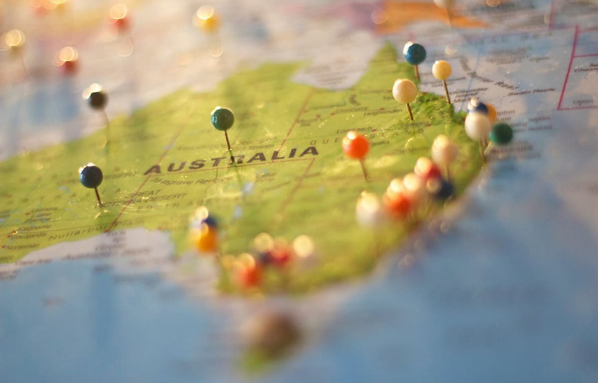 Imagem de uma mapa escrito Austrália com vários pontos marcados