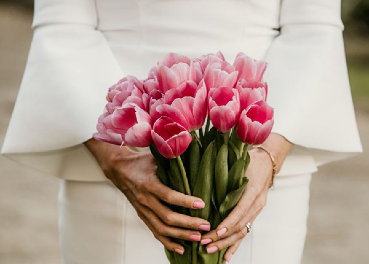 20 inspirações de buquês de tulipas para noivas