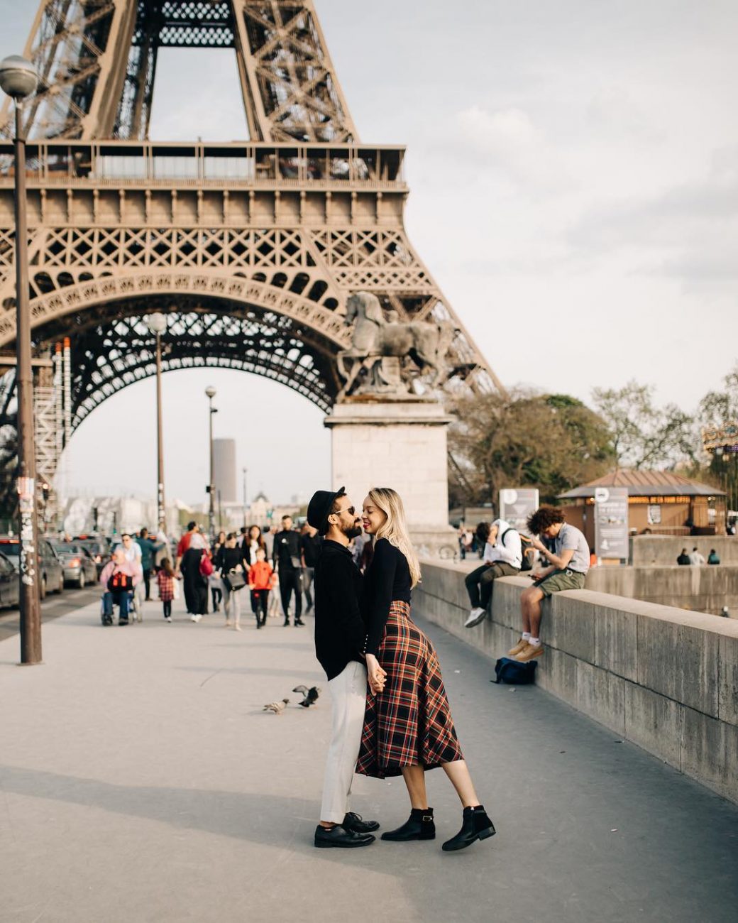 Casal em pose romântica em frente a Torre Eiffel