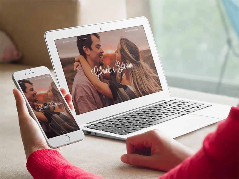 imagem mostra um notebook e um ipad com uma tela de site de casamento como auxilio ao check list de casamento