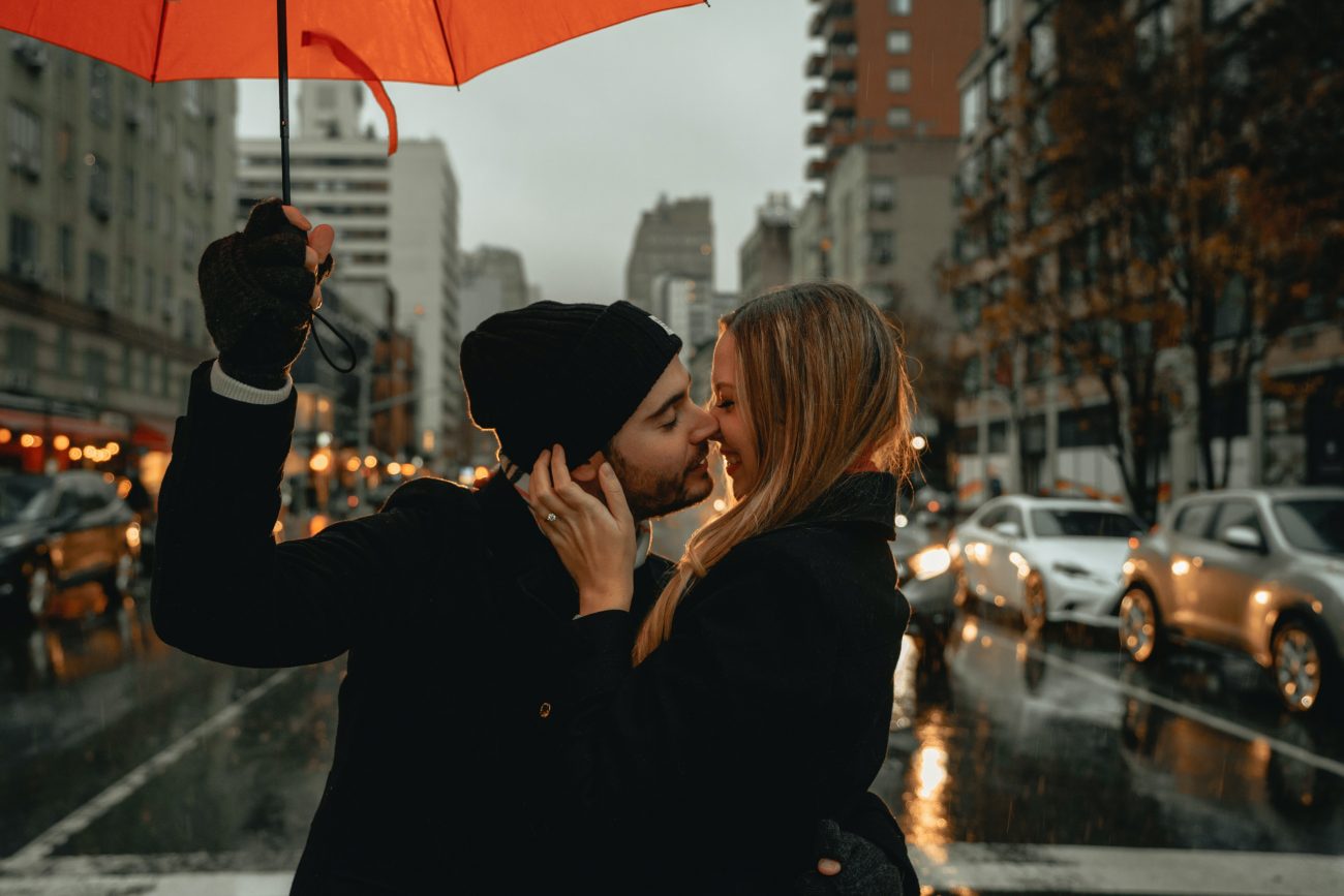 Como planejar lua de mel: casal se beijando na cidade