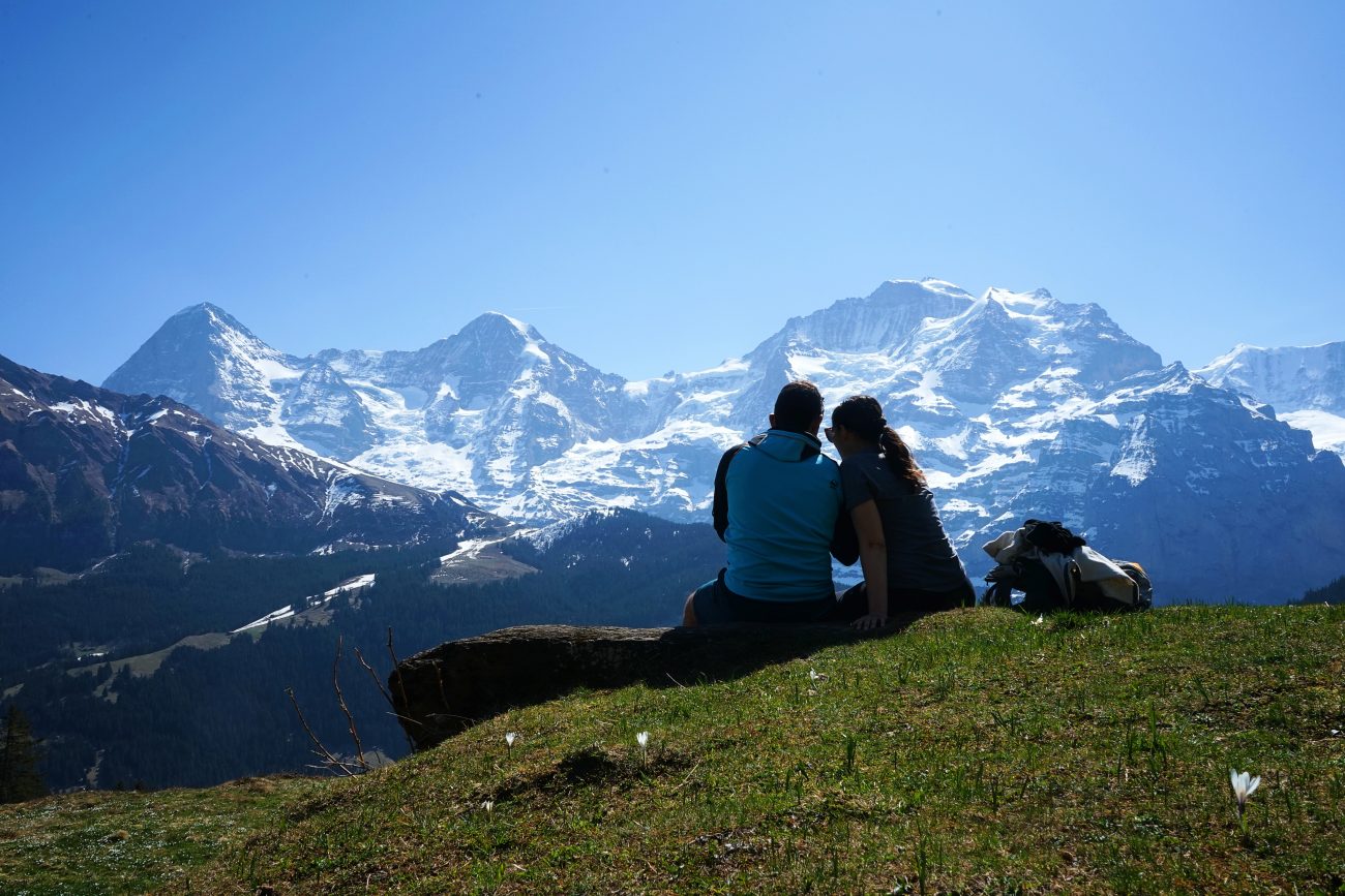 Como planejar lua de mel: casal em montanhas