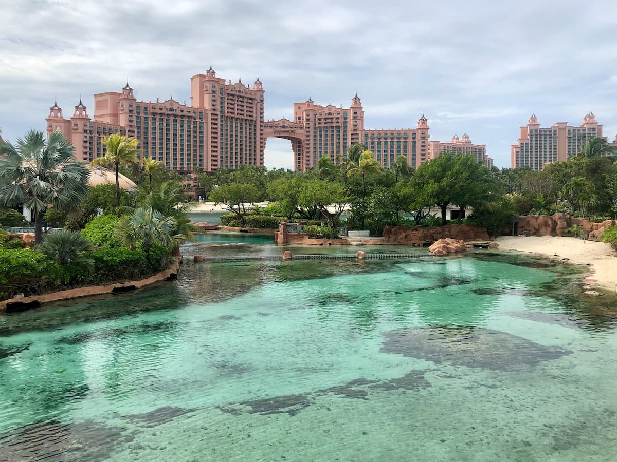 Imagem do Hotel The Royal at Atlantis nas Bahamas com água na frente durante o dia