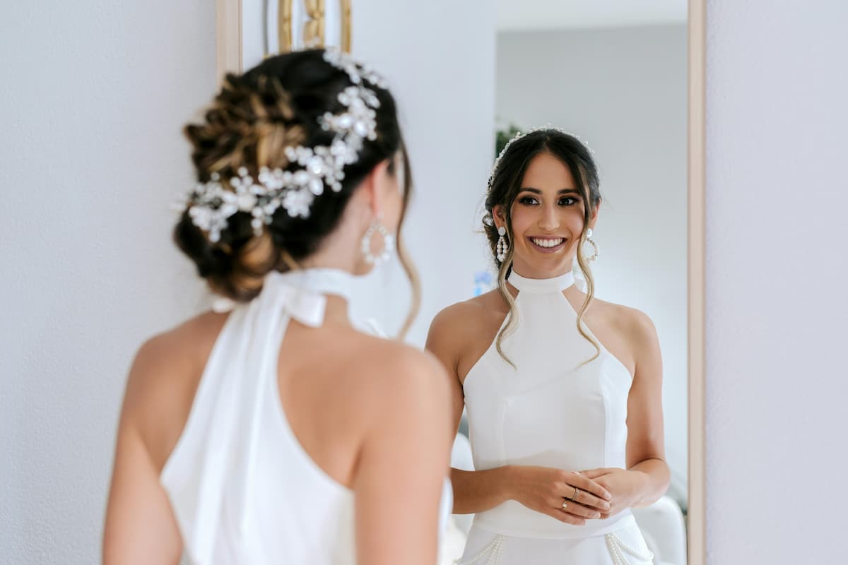 Uma noiva se olhando pelo espelho 