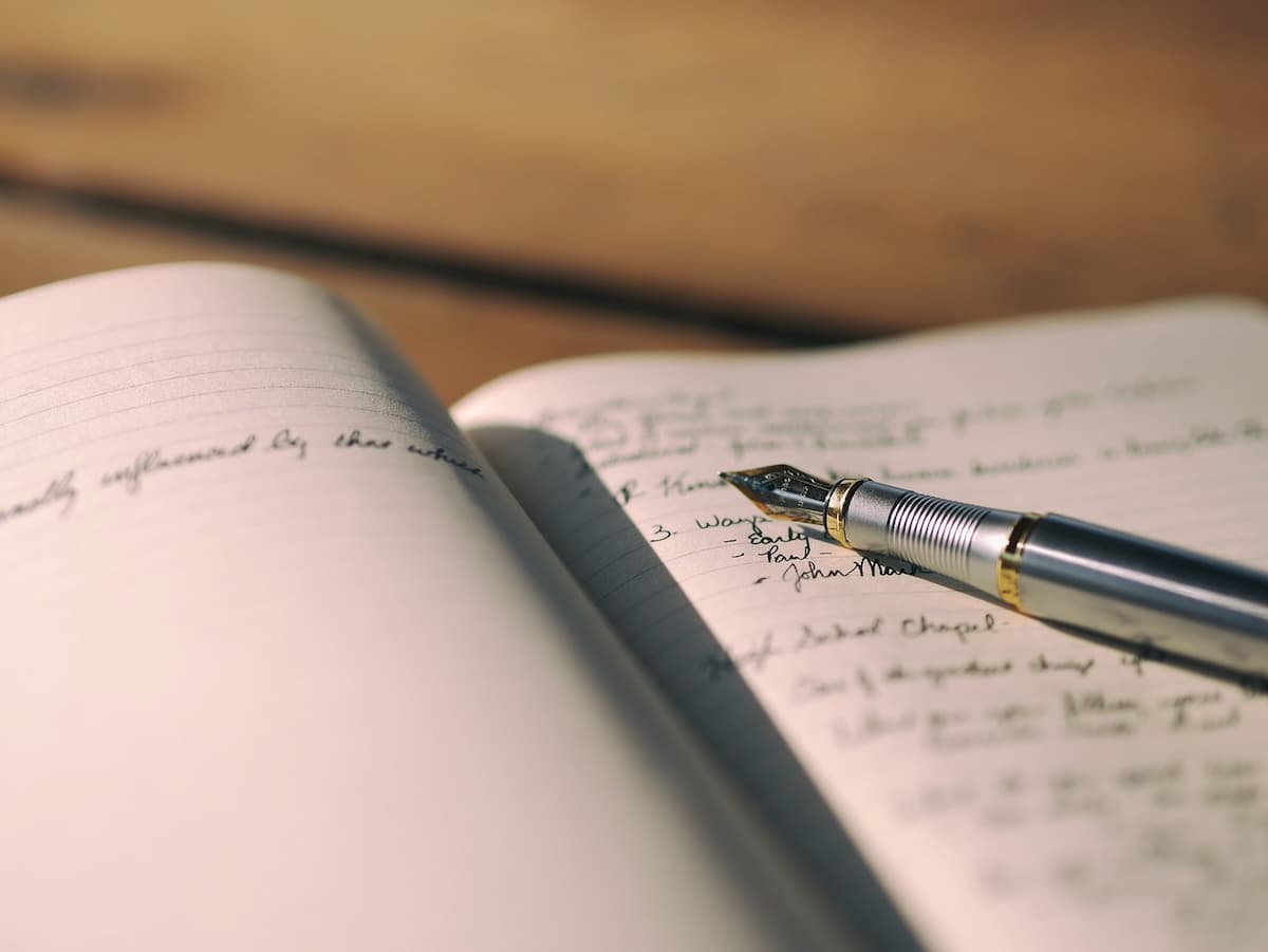 Uma caneta em cima de um caderno 