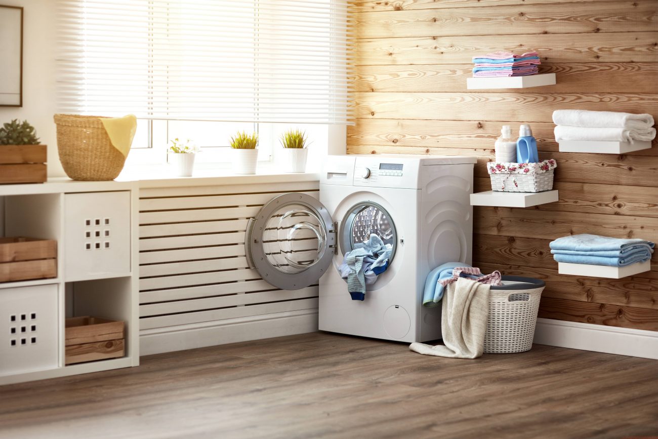 lavanderia de roupa, com máquina de lavar