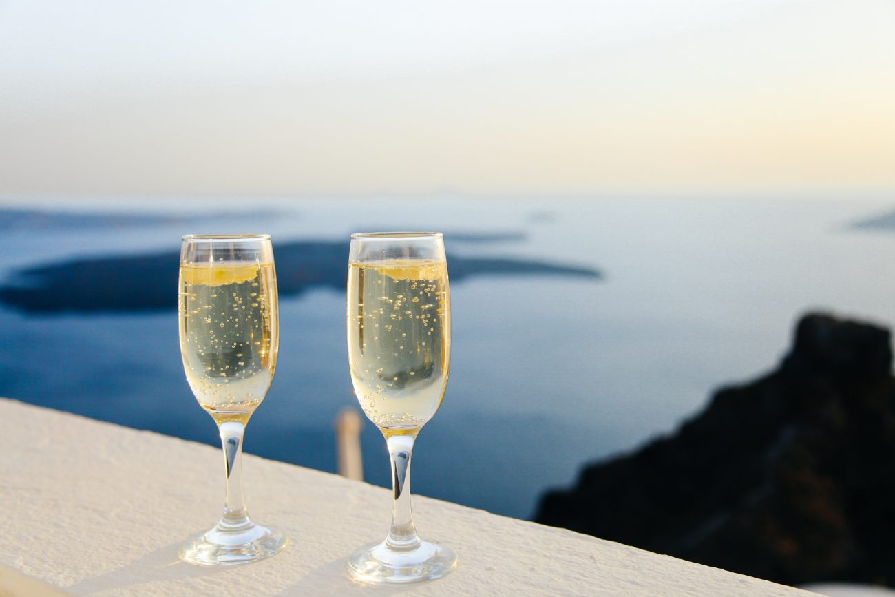 Lua de mel no Brasil: duas taças de champanhe