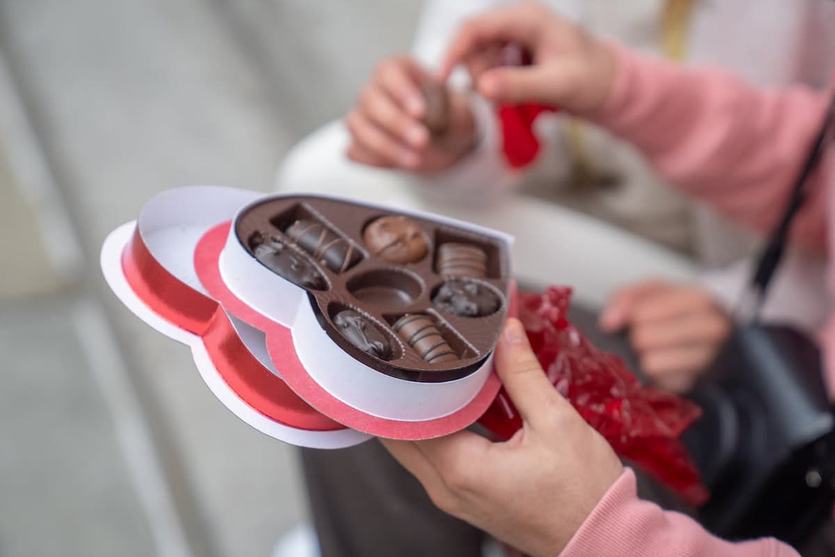 Imagem de uma caixa de chocolate em formato de coração