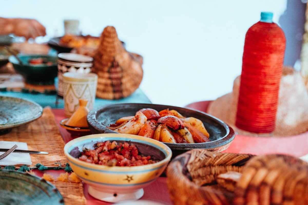 Imagem de uma mesa com comidas típicas marroquinas