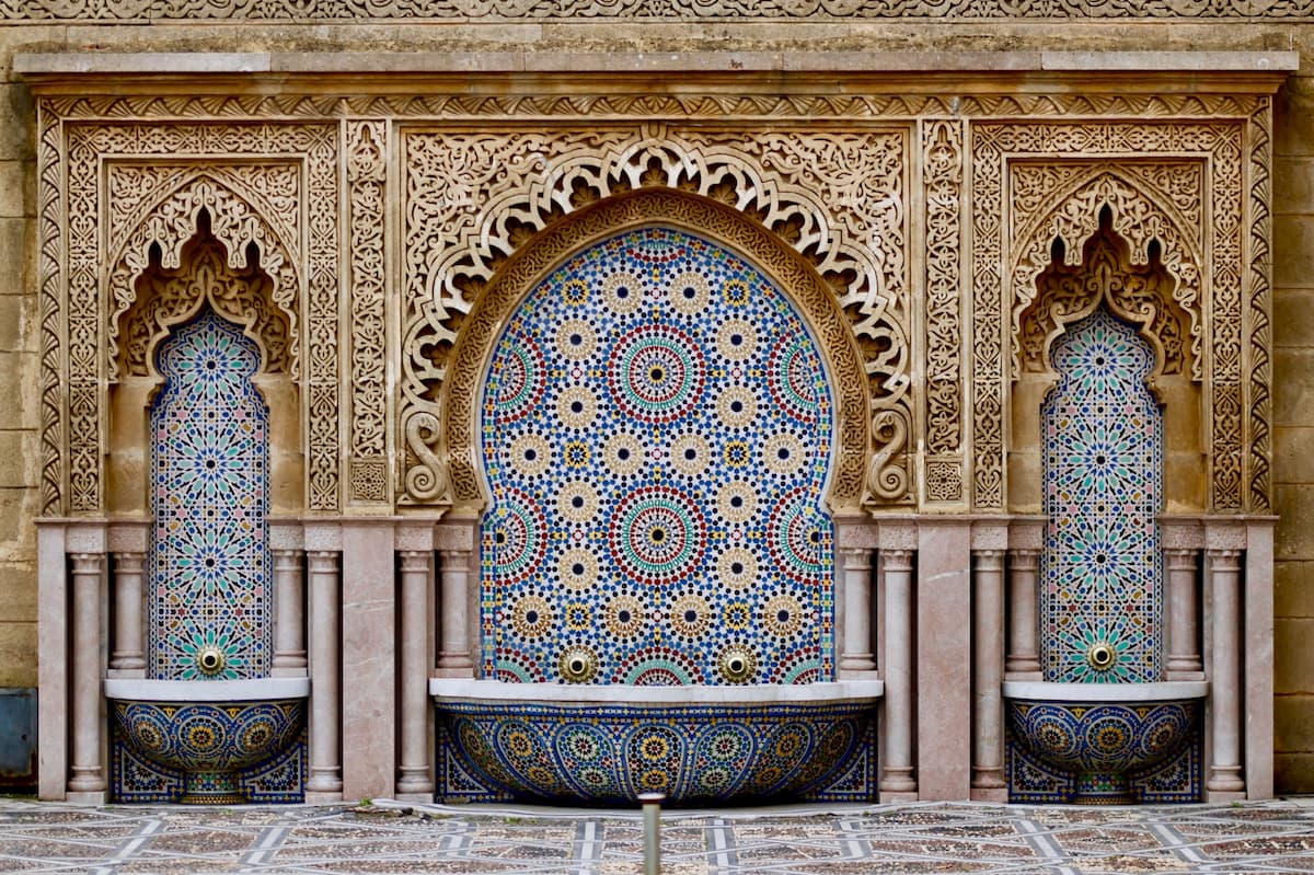 Fonte colorida decorativa no Marrocos