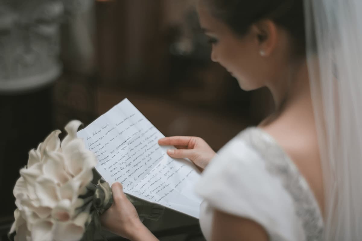 Imagem de uma noiva com seus votos de casamento