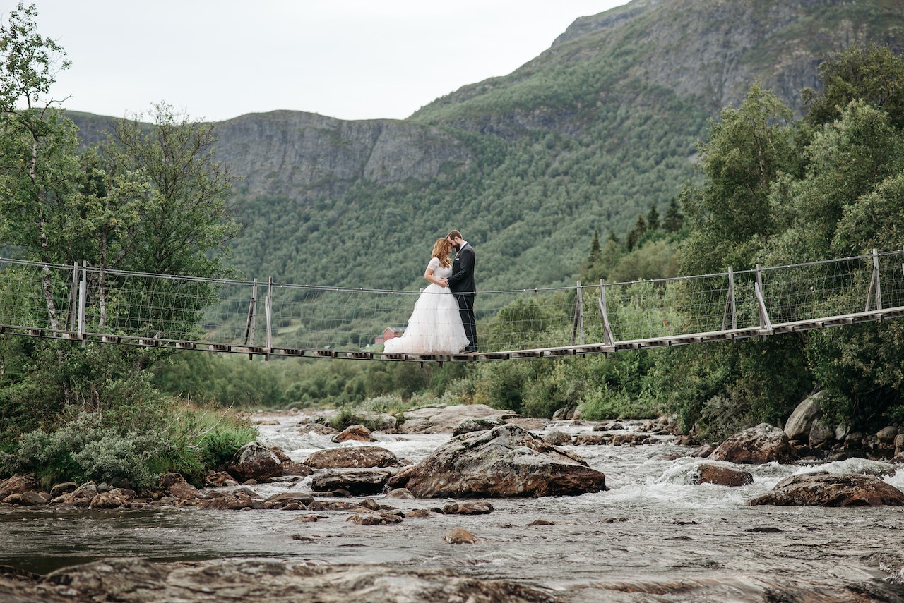 Casamento nas montanhas: casal na natureza