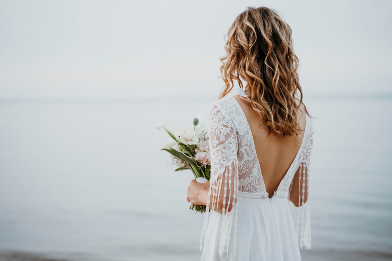 Vestido de noiva com toques de cor: branco óptico
