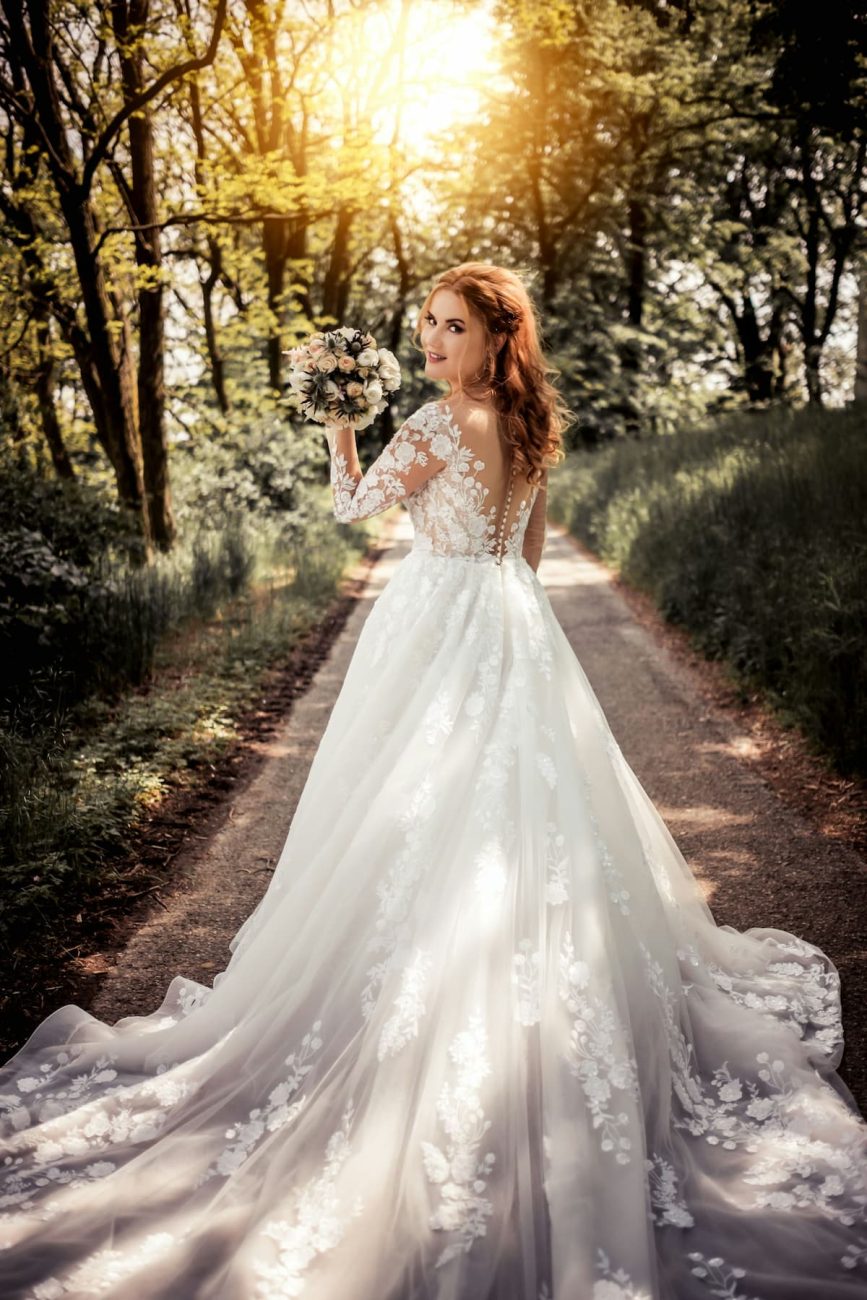 Imagem de uma mulher ruiva com vestido de noiva com manga 
