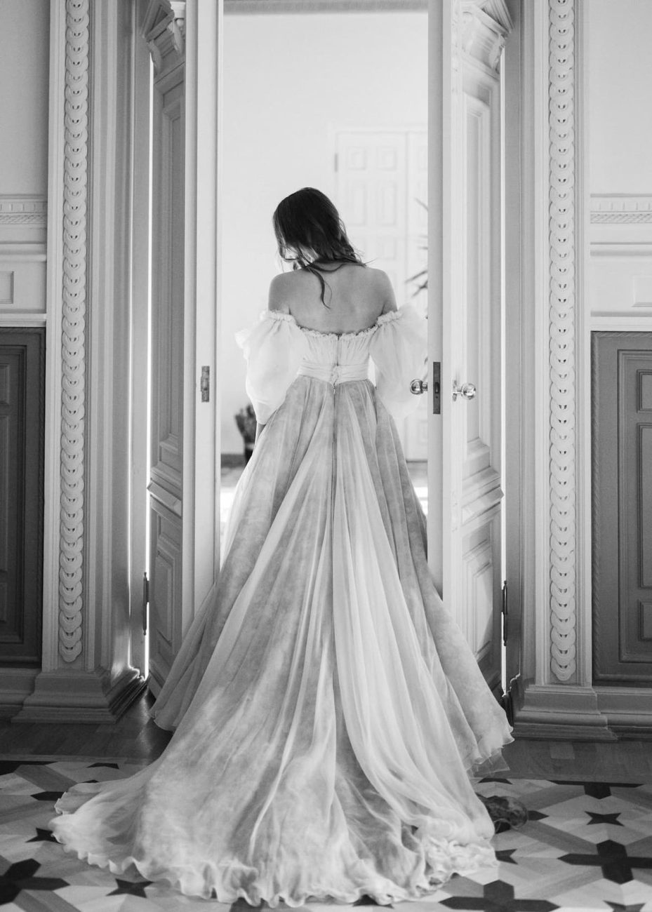Imagem de uma noiva com vestido de manga princesa