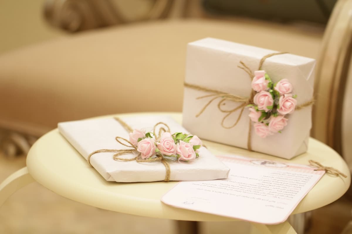 Imagem de três presentes com decoração rosa
