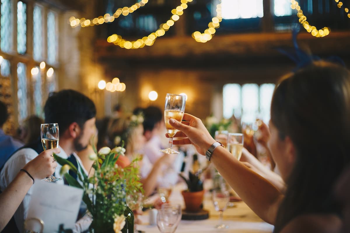 Imagem de um brinde em um casamento