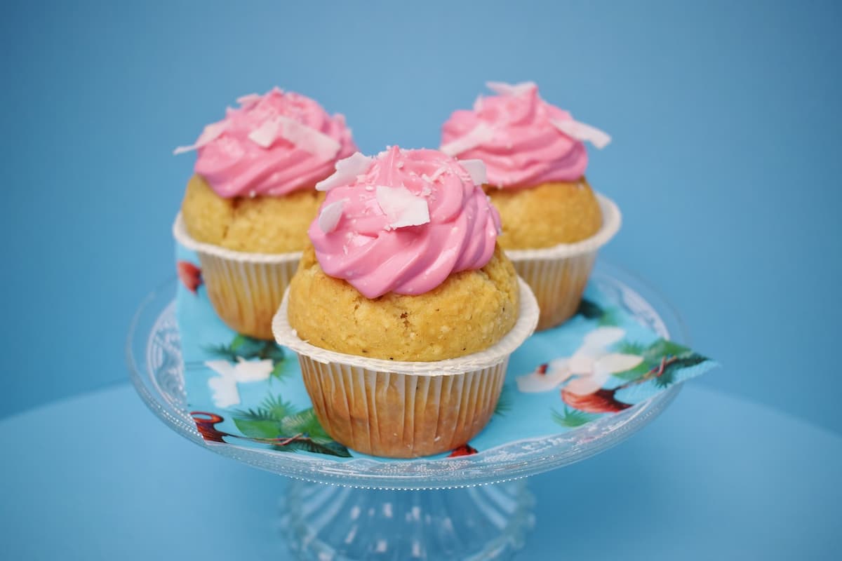 Imagem de cupcakes com creme rosa em cima