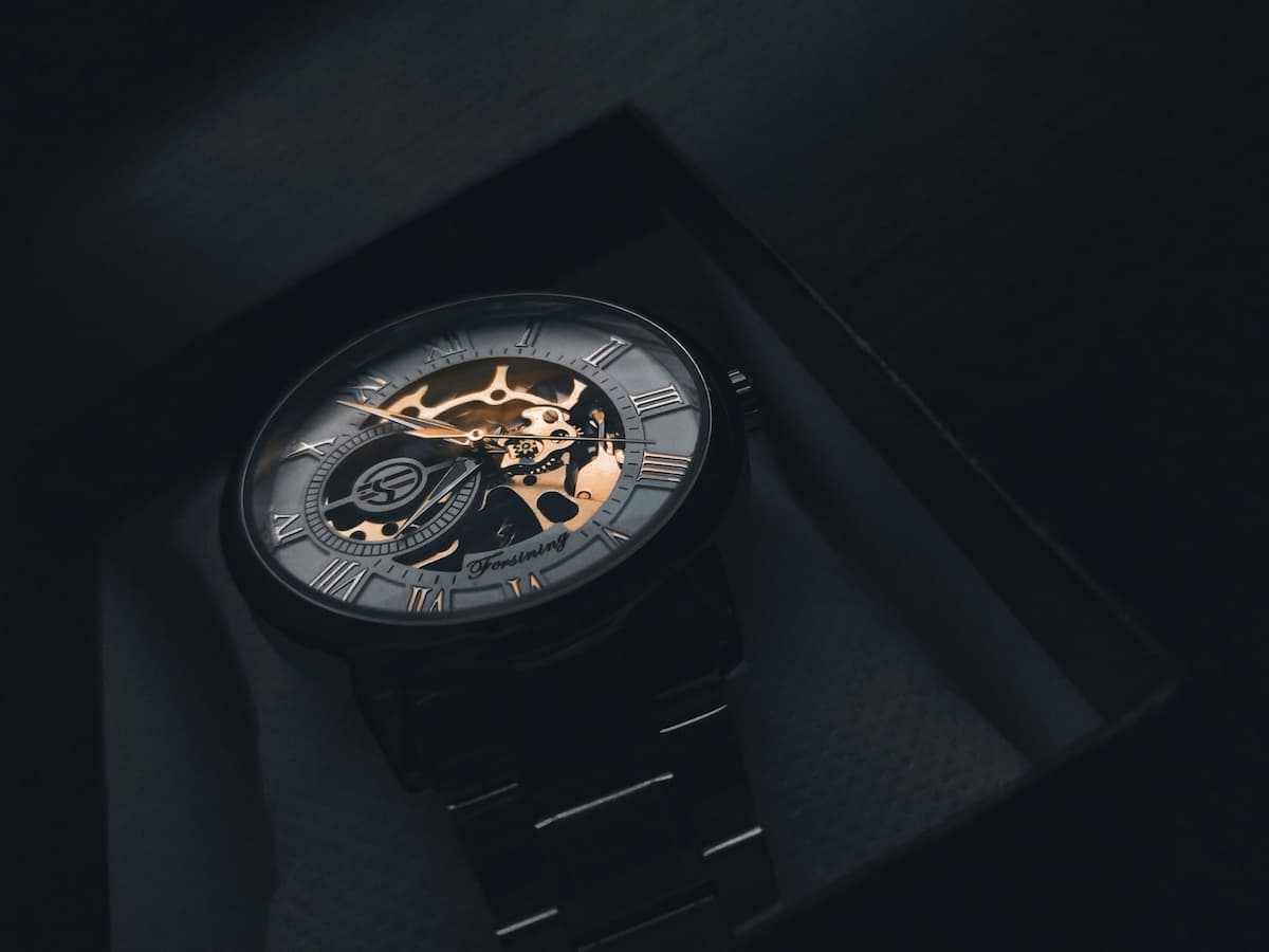 Imagem de uma caixa com um relógio preto 