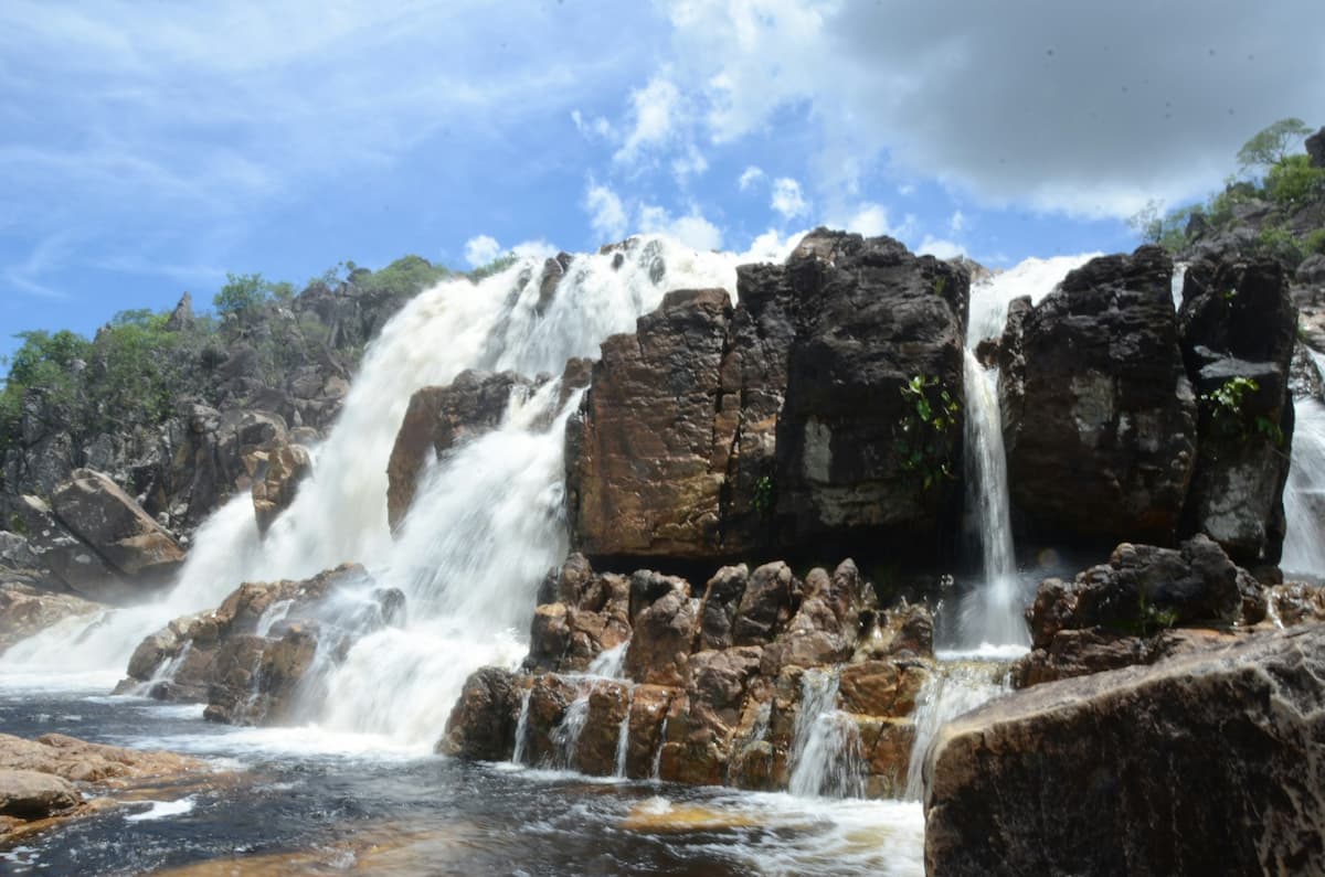 Imagem de uma cachoeira na Chapada dos Veadeiros