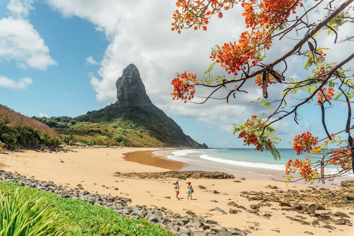 Imagem de uma praia paradisíaca em Fernanda de Noronha