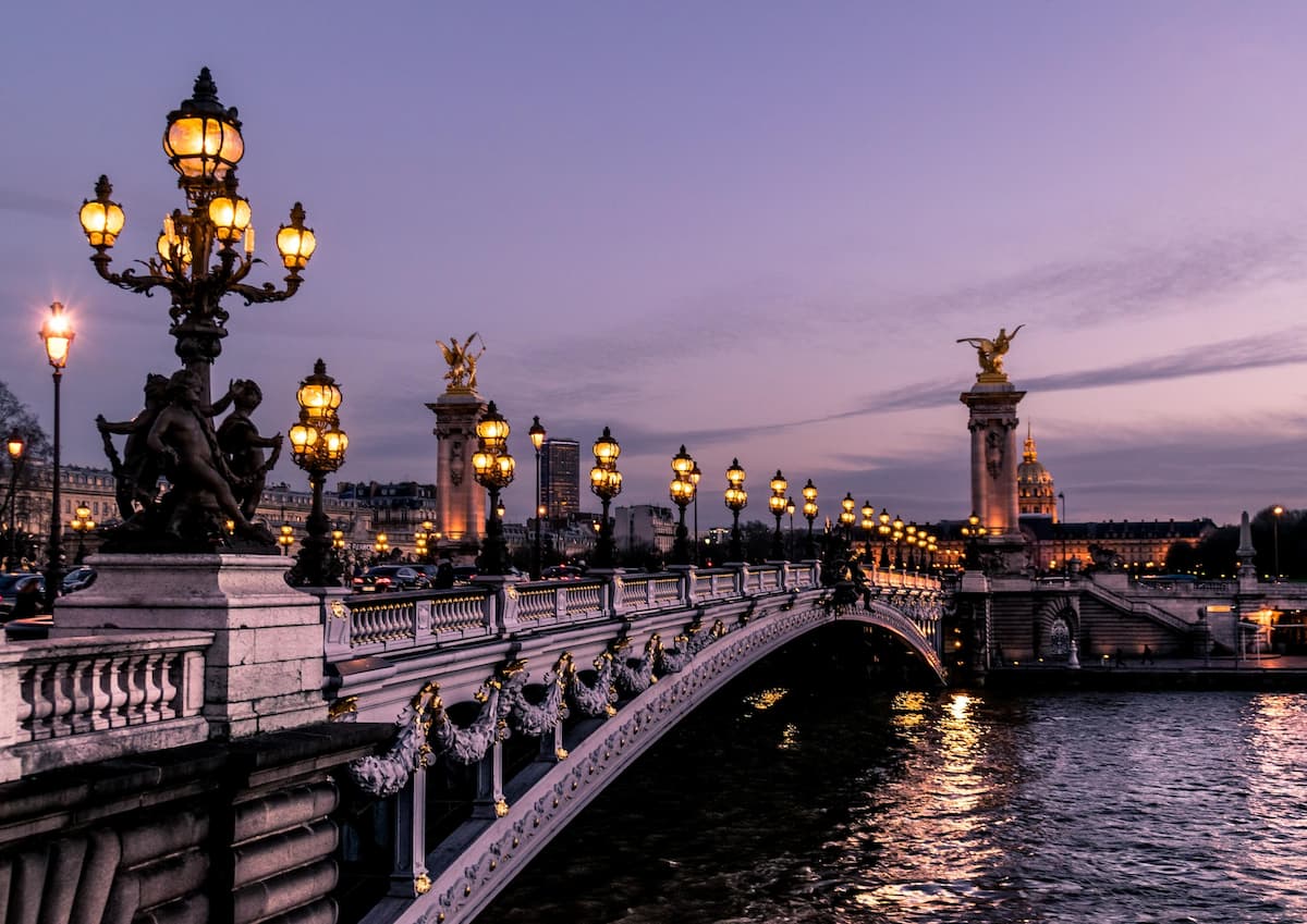 Imagem de uma ponte iluminada de Paris